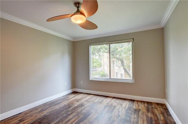 Building Photo - 1312 Villa Cir