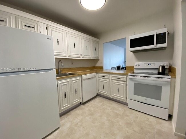 Building Photo - 800 Parkview Dr