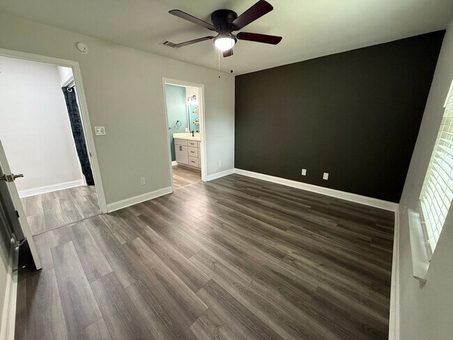 Building Photo - Pensacola - Springdale Forest - 3 bedroom, 2 bathroom