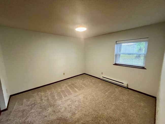 Building Photo - 4 Bed | 2 Bath | House