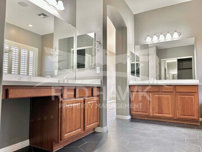 Building Photo - 863 W Bluebird Dr