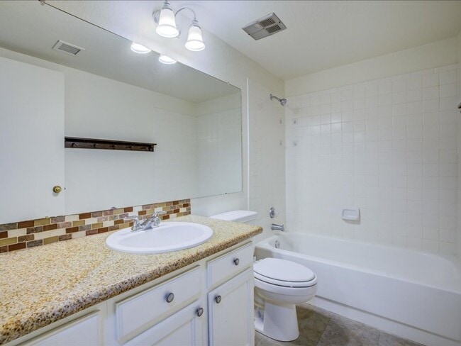 Building Photo - 2 Bedroom, 2 Bath
