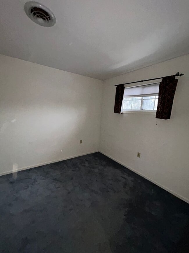 Building Photo - Delightful Town House Three-bedroom, Two-bathroom with a Large Bonus Room in East Stroudsburg