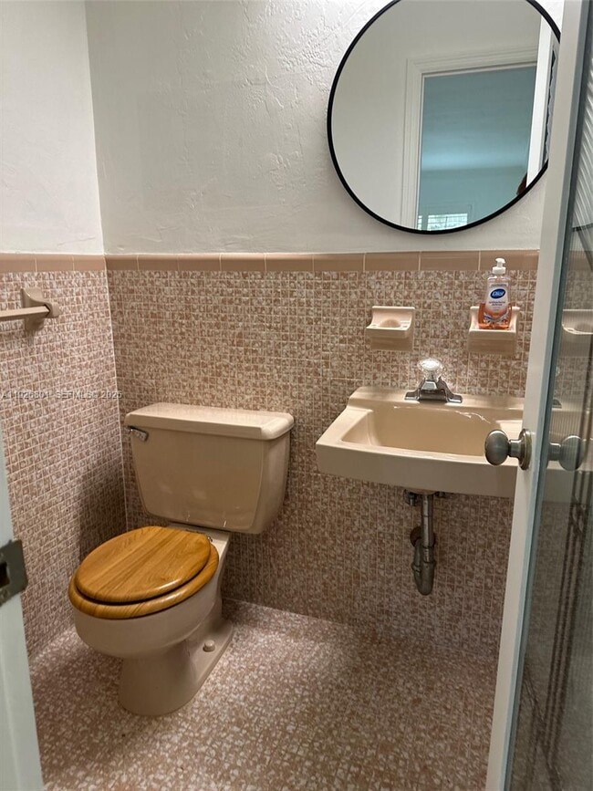 Building Photo - 2842 Coconut Ave