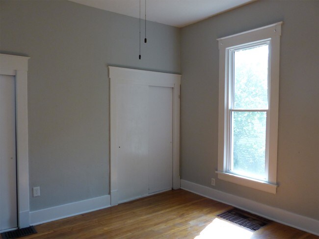 Building Photo - 923 W Elm St