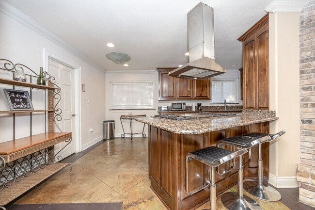 Building Photo - 3 Bedroom 2 Bath Back Bay Luxury Rental Home