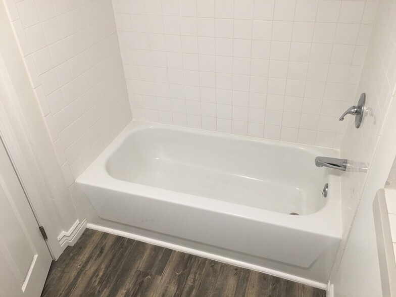 Full bathroom - 915 13th St