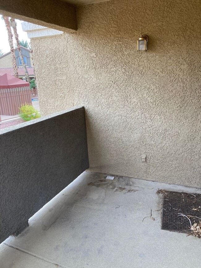 Building Photo - Gated community just minutes south of the ...