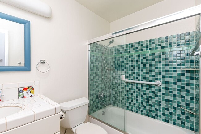 Building Photo - ** AMAZING ALLIED GARDENS 3/2 HOME 2 CAR G...