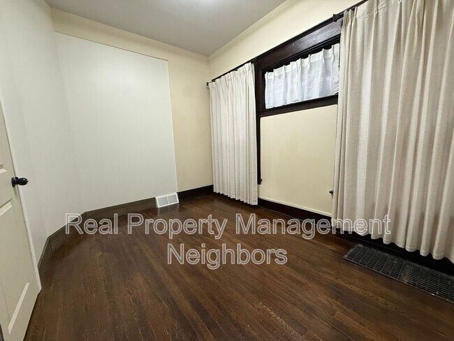 Building Photo - 216 Lafayette Ave NE