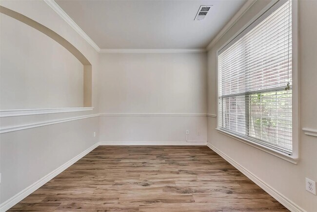 Building Photo - 11104 Seguin Dr