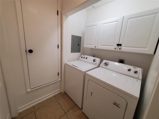 Building Photo - 924 Acorn Oaks Dr