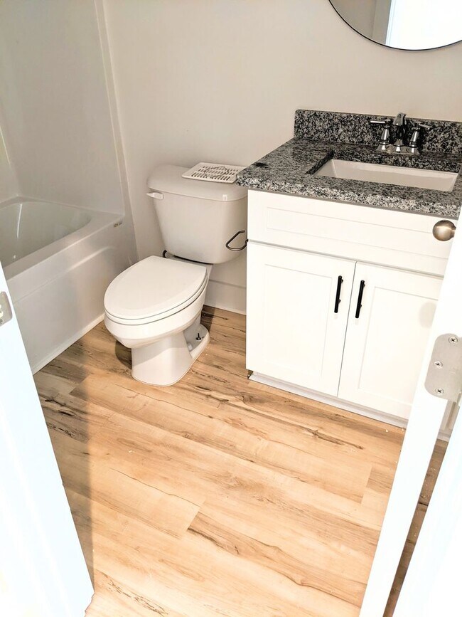 Building Photo - 2 Bedroom Cottage in Fox Run Village!