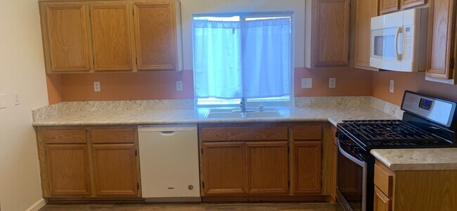 Building Photo - Beautiful Large Open Home in Hemet