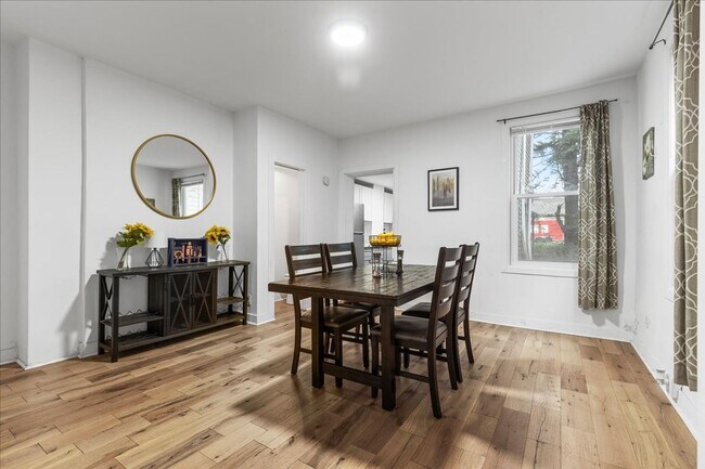 Building Photo - Renovated 3-bed, 2.5-bath house in Heart o...