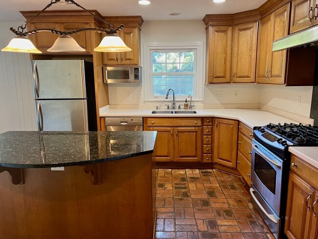 Building Photo - Brick home 3 bed and 2 bath