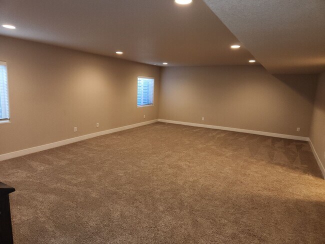 Building Photo - Broadmoor View Subdivision Rancher, Over 2,900 Sq. Ft.