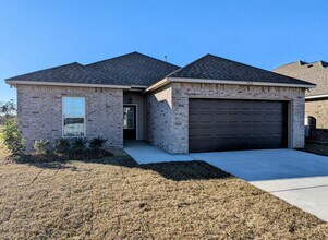 Building Photo - Welcome to Metairie Place!
