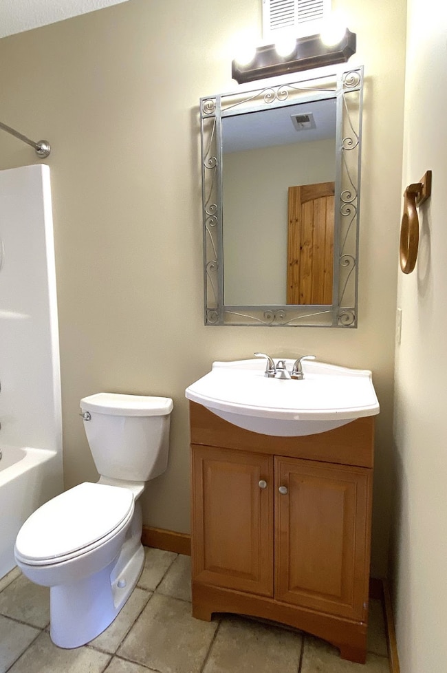 Building Photo - 3 Bedroom 2 bathroom with bonus room log cabin