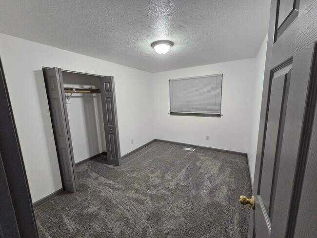 Building Photo - 2409 E Columbia Ave