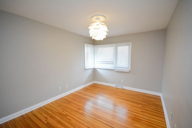 Building Photo - Gorgeous NE Rochester home with TONS of sp...