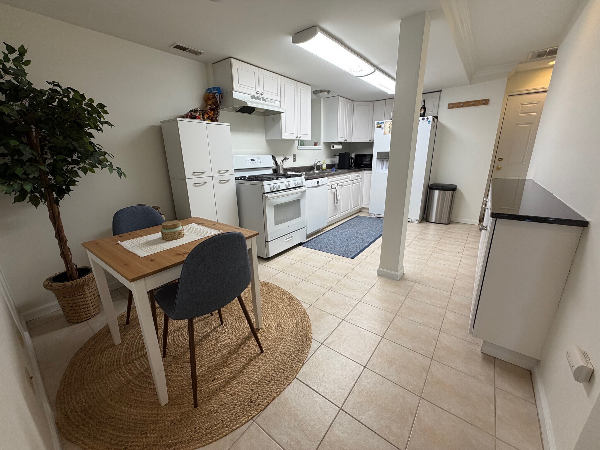 Building Photo - 1424 W Fletcher St