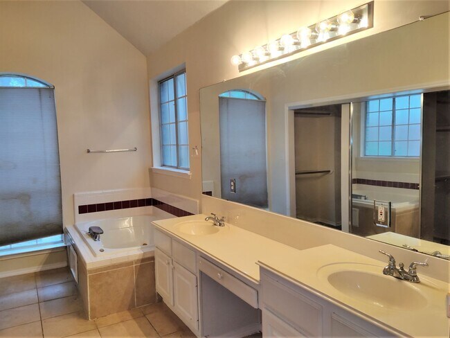 Building Photo - House for lease in Austin.