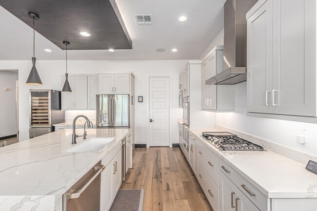 Building Photo - Luxury at Vistal