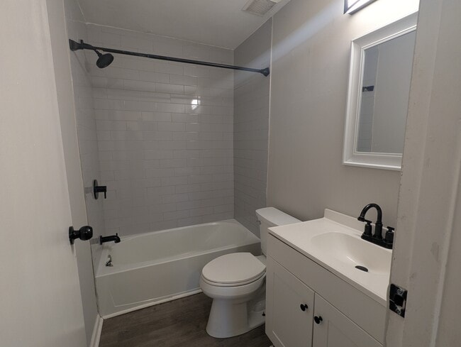 Building Photo - 2880 Ruhl Ave