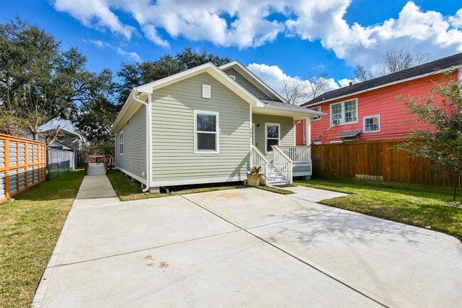 Primary Photo - 205 De Koven St