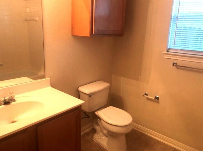 Building Photo - 1009 Middle Brook Dr