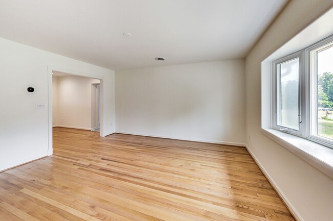 Building Photo - 5 Bed / 3 Bath / deep lot/ 2 driveways and...
