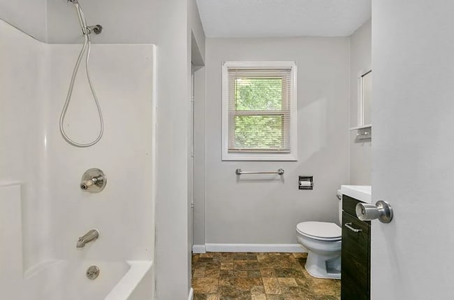 Building Photo - Updated 2 Bed Home with Large Attached Garage