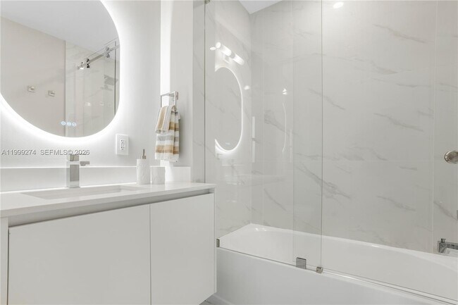 Building Photo - 700 NE 24th St