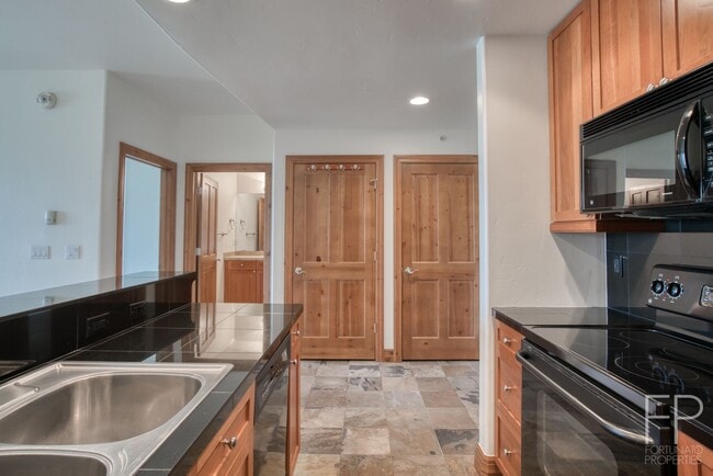 Building Photo - Highlands Green Lodge!  Updated One Bedroo...