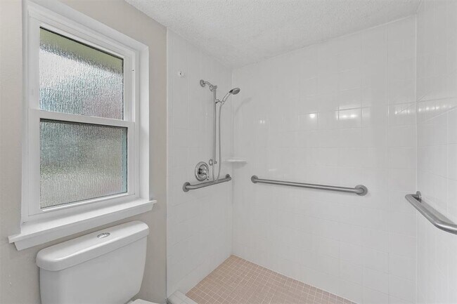 Building Photo - 7103 Foxway Ln