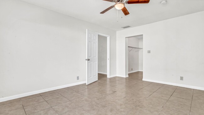 Building Photo - 3BR/2BA South Tampa home with carport and ...