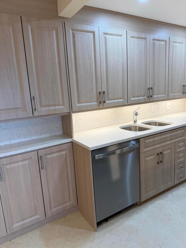 Building Photo - 4067 Yarmouth E