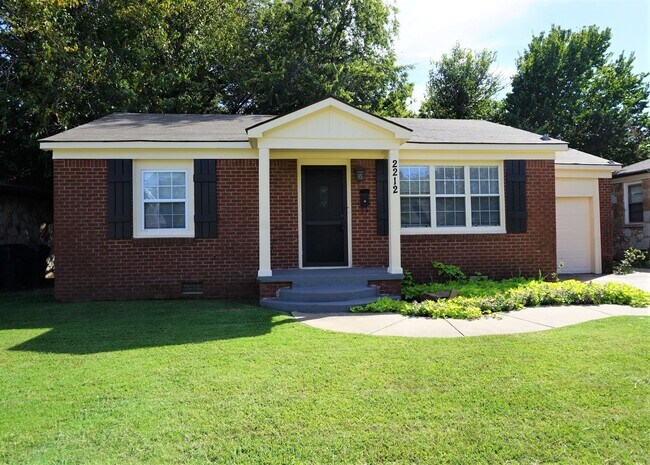 Building Photo - 2 Bed 1 Bath 1 Car Garage in the Village R...