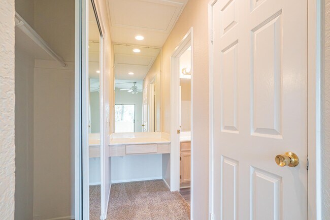 Building Photo - 450 Tava Ln