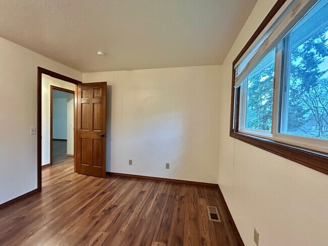 Building Photo - Timeless 5 Bed, 2.5 Bath Home - SW Beaverton