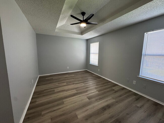 Building Photo - Great 3 bedroom! FREE Smart TV with move-in!