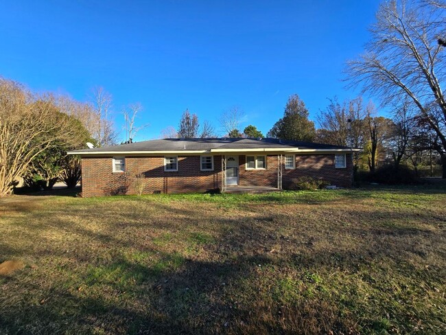 Building Photo - Nice Rancher in Arab Area