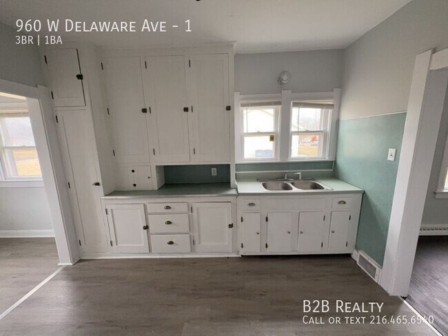 Building Photo - 960 W Delaware Ave