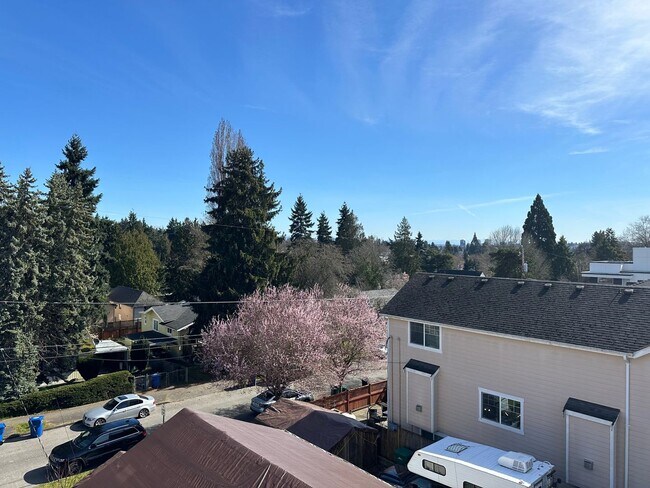 Building Photo - Location! Location! Modern 3 bed, 2.5 bath, Townhome near Greenlake!