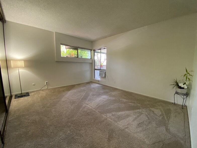 Large Bedroom - 355 S Los Robles Ave