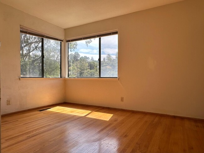 Building Photo - 3038 Canyon Rd