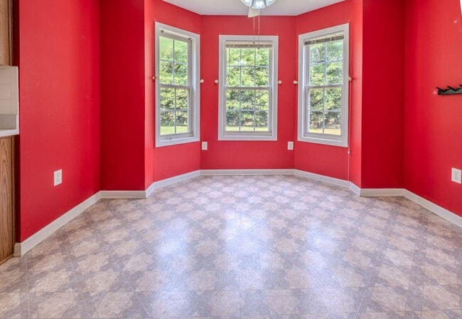 Building Photo - Beautiful 4 Bedroom Home on Large Private Lot in Hoschton