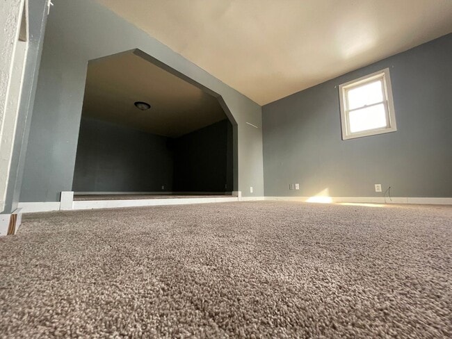 Building Photo - 607-609 E Elm