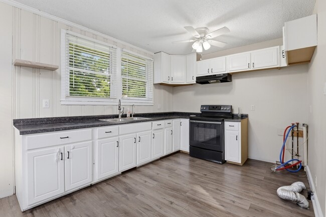 Building Photo - 611 Forest Knolls Rd
